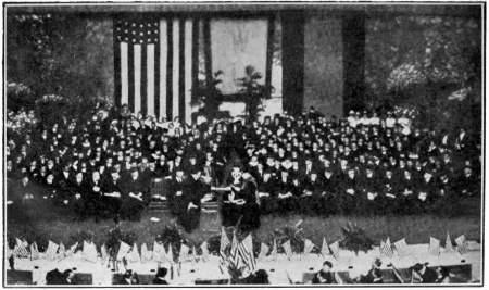 SÉANCE SOLENNELLE DE L’UNIVERSITÉ «GEORGE WASHINGTON» OÙ
BLASCO IBÁÑEZ A ÉTÉ REÇU DOCTEUR ÈS LETTRES «HONORIS CAUSA»